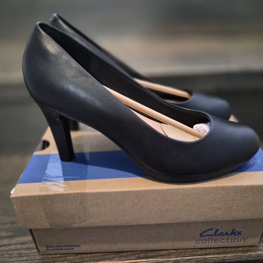 BNIB Clarks Sz 8.5 Heels Black Wide